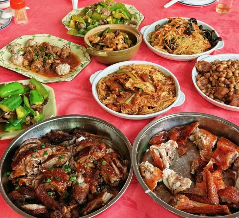 佛山必吃經典美食2024｜7. 村居農莊 佛山傳統美食高明吊燒雞來自高明區，農家菜即點即制，出品新鮮。（圖片來源：Daisy_@小紅書）
