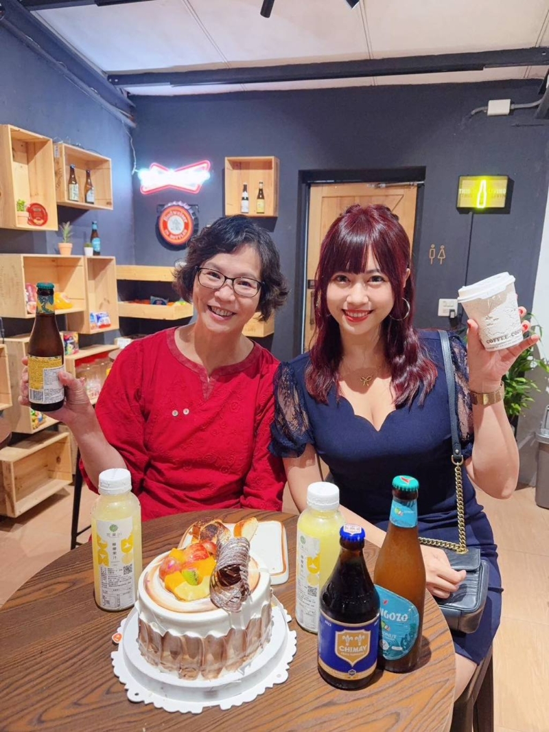 臺中市政府顧問蔡壁如在臉書分享慶生照，右為美食部落客、網紅柯莉絲汀。（翻攝自蔡壁如臉書）