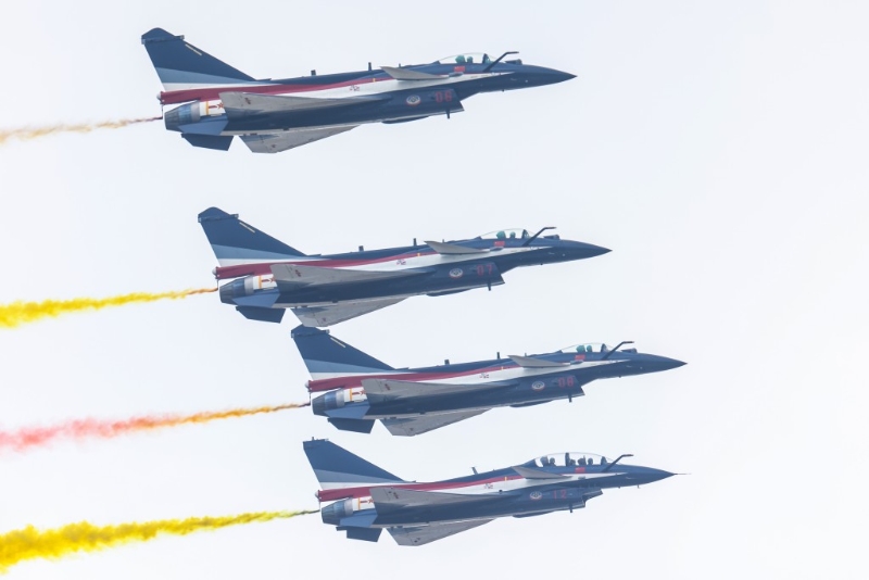11月11日，空軍八一飛行表演隊和空軍航空大學“紅鷹”飛行表演隊展翅珠海，以獨特的方式慶祝中國人民解放軍空軍成立75周年。