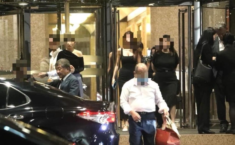 陳時中出席場合，有爆乳妹相隨。