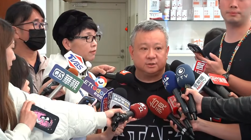 媒體人璩美鳳12日與聯電榮譽副董宣明智之子宣昶有一同受訪，還原2022年遭民眾黨主席柯文哲性騷擾的經過。