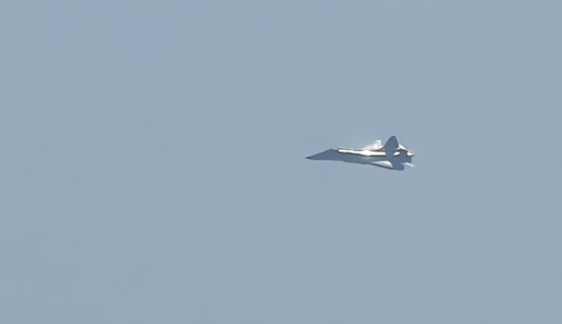 解放軍一線戰機升空表演。