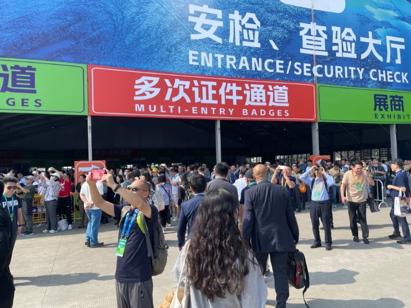 大批航空迷涌到珠海觀看航空展。