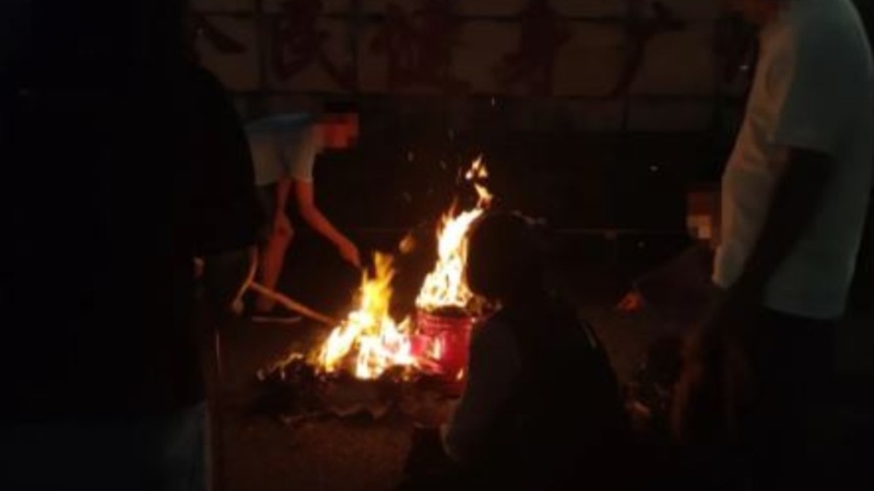 珠海車撞人兇案中的死者家人，12日在案發現場路祭。 網圖