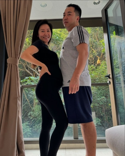 夫婦合照中，蔡慧欣就同老公肚貼肚，笑到見牙不見眼，相當溫馨。