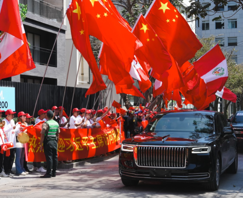 習近平在秘魯使用「紅旗」牌專車。新華社