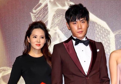 伊能靜2015年與小10歲的秦昊再婚。