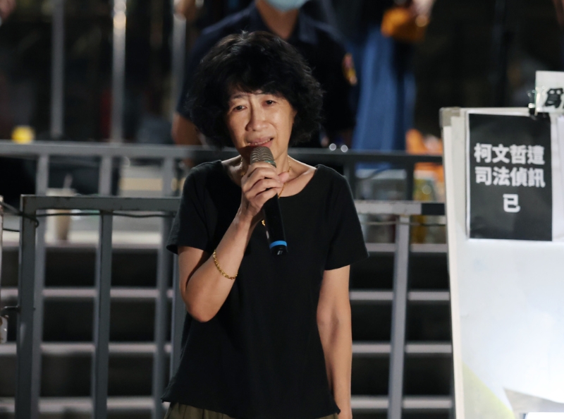 民眾黨主席柯文哲夫人陳佩琪（中）。