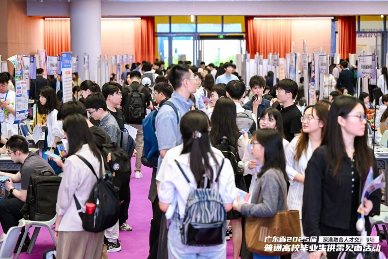 3000多位學子參加了此次招聘活動，現場人潮涌動。1