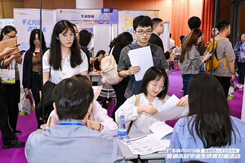 3000多位學子參加了此次招聘活動，現場人潮涌動。