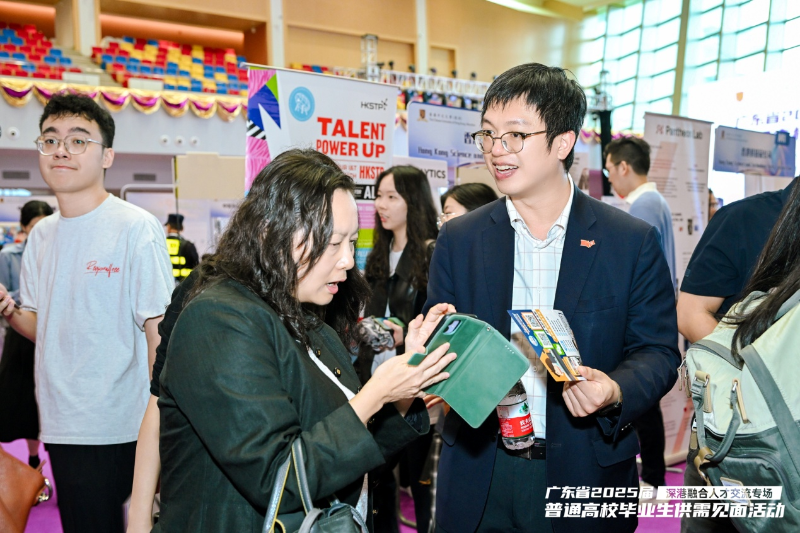 JobMarket負責人陳曉芬（左）向勞福局副局長何啟明介紹 “星島JobMarket港職人才指南”小程序。