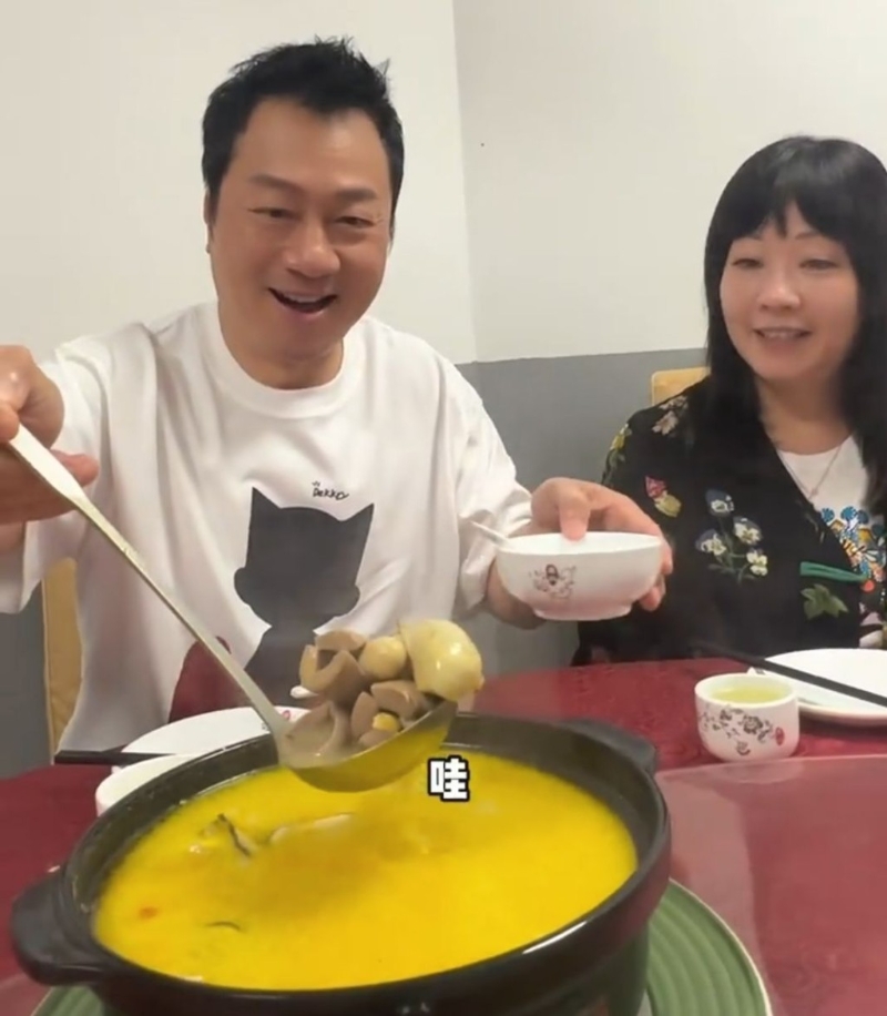 柴十七黎耀祥帶同太太，打卡招牌菜豬腰雞子生蠔湯￥288。
