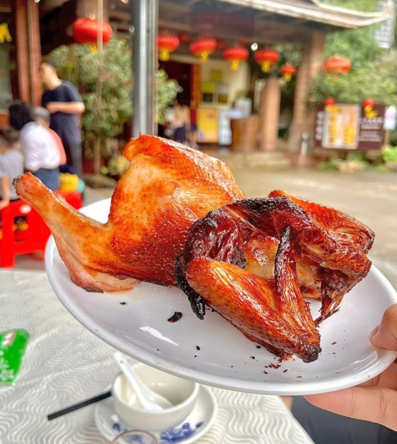 鎮店之寶古法燒雞，將自家飼養的三黃雞用秘制醬料醃制，明火燒制，原只上桌，雞肉爆汁。