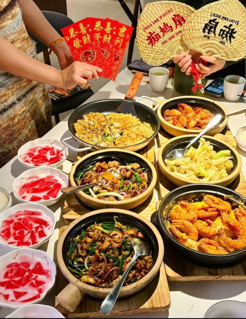 深圳長龍店啫騰日前在江門開新店，傳統啫啫煲融入新元素，即點即制。