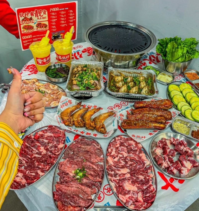 網紅廣式烤肉店，主打錫紙燒、瓦缸吊燒，食材新鮮。