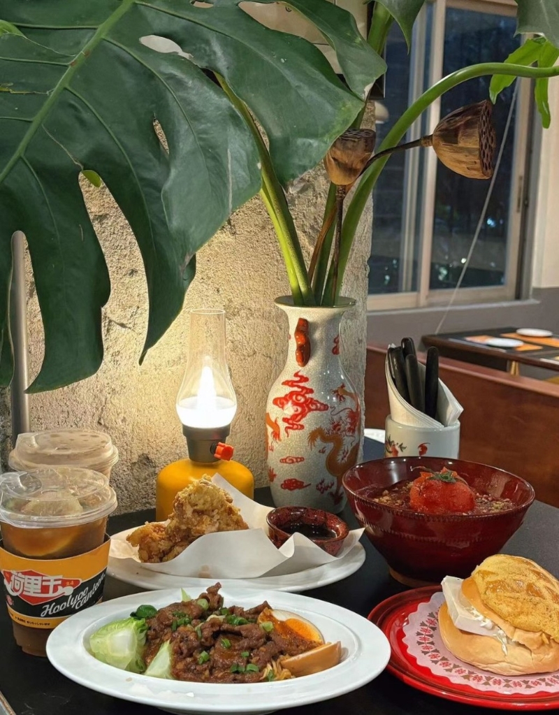 很多年輕人來品嘗港式茶餐廳美食，因為價格實惠，迅即成為網紅打卡好去處。