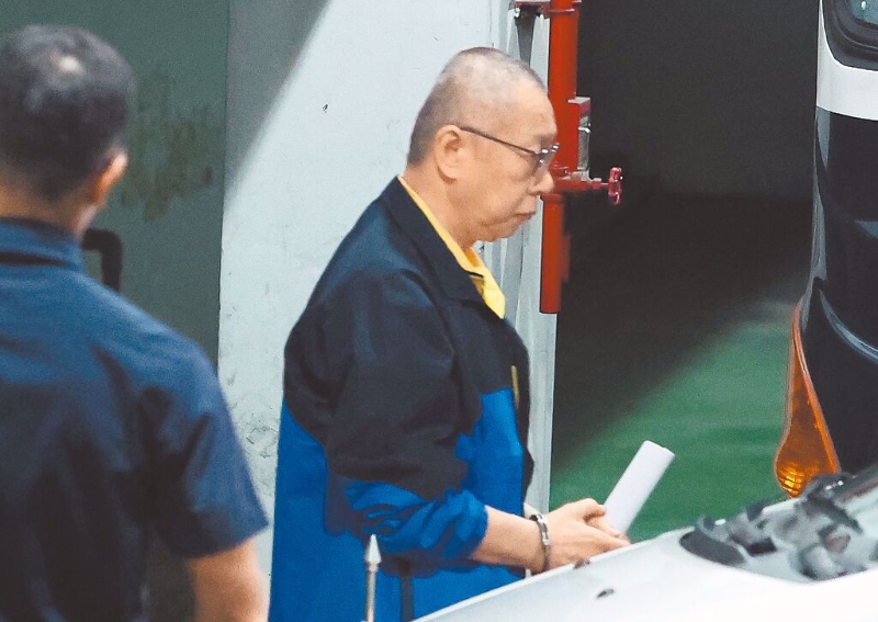 臺北地檢署偵辦京華城案，13日再度提訊在押的前臺北市長柯文哲（右），柯文哲以光頭造型應訊，晚上還押北所。