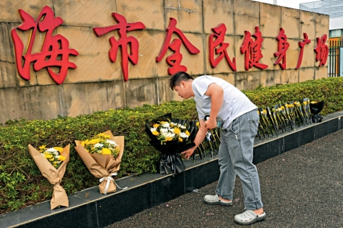 珠海民眾向車撞人案死者獻花。