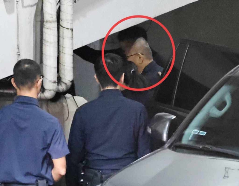 民眾黨近期爭議連環爆，圖為黨主席日前柯文哲（紅圈處）以光頭造型應訊。