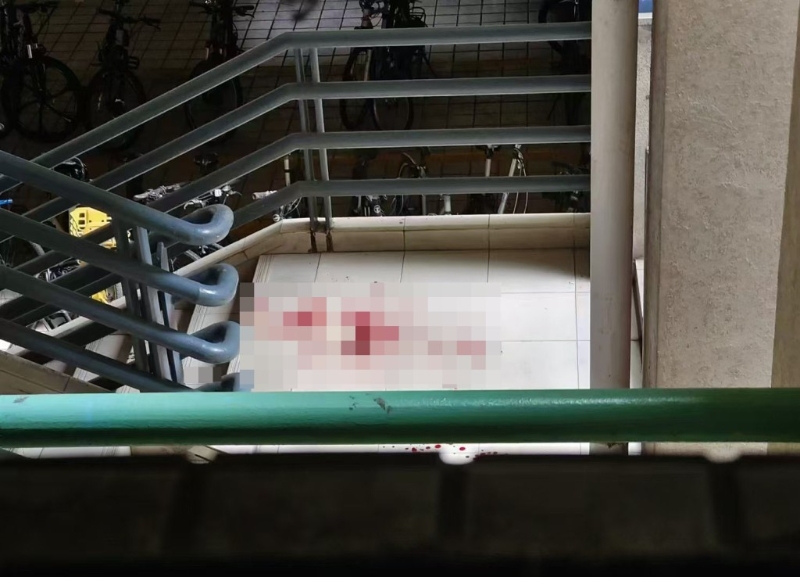 校園梯間及走廊遺下傷者大量血跡。x
