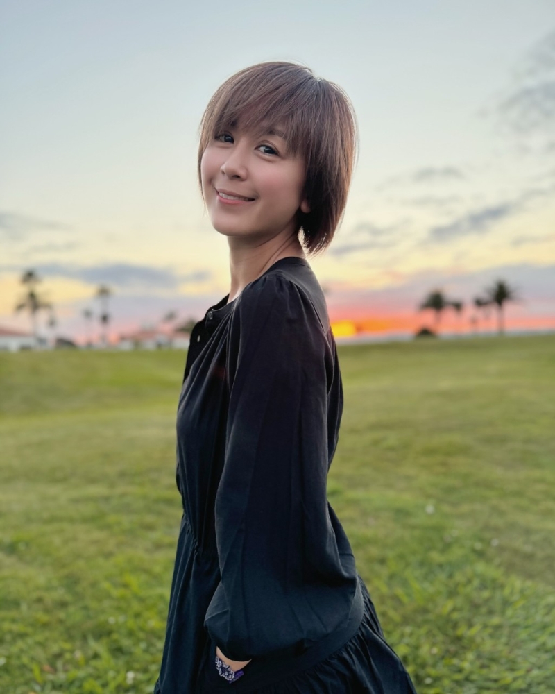 唐寧15日在IG曬出了她的新造型靚相，相中見她剪了一頭瀏海短發，染上淺棕色，面上完全沒細紋，皮膚相當好。
