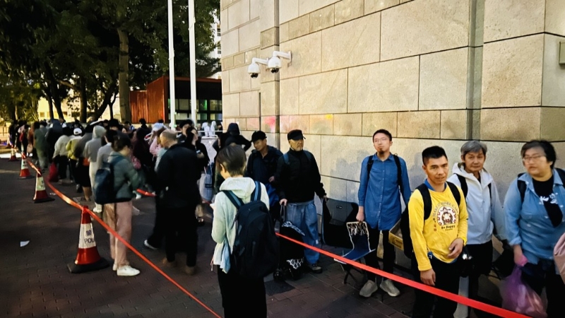 逾百人在公眾席輪候。