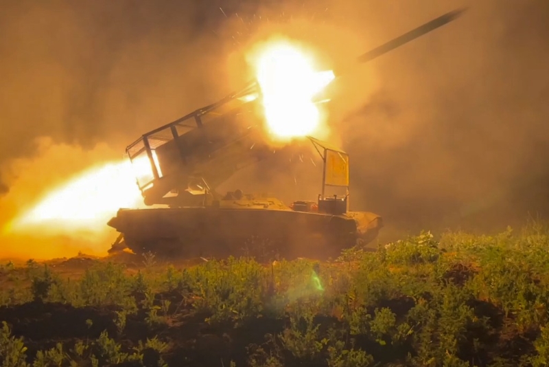 俄軍在庫爾斯克向烏軍陣地發射多管火箭。