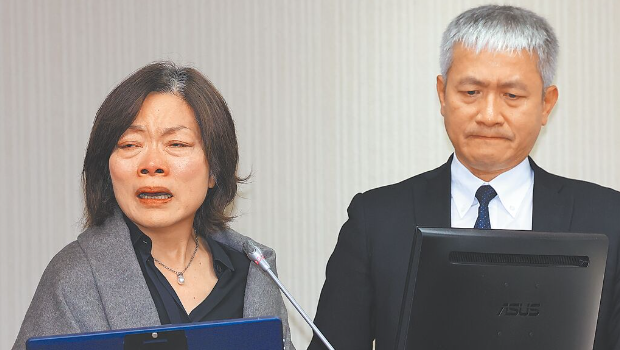 勞發署吳姓公務員疑遭霸凌死亡，勞動部長何佩珊（左）20日淚灑立法機構并口頭請辭。