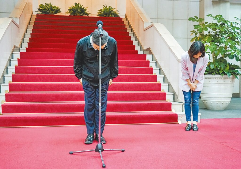 勞動部職場霸凌案延燒，“行政院長”卓榮泰20日親上火線道歉，右為發言人李慧芝。.jpg