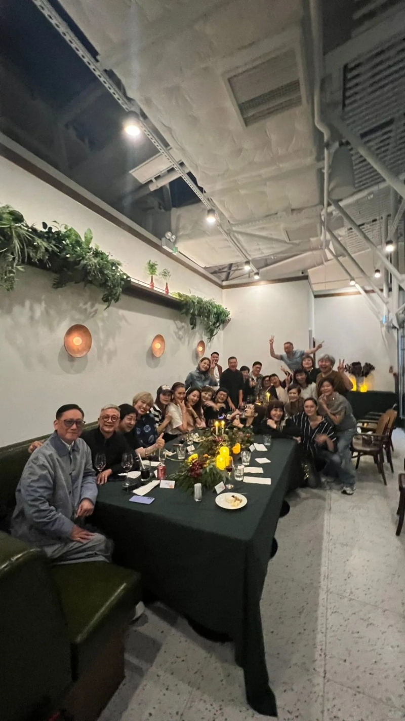 有網民昨日貼出多張聚餐的照片，見到有不少時裝界名人出現，包括時裝設計師馬偉明（Walter）、張路路（Lulu）、名模陳嘉容（Eunis）及琦琦等廿多人出席，想不到邵美琪都在其中。