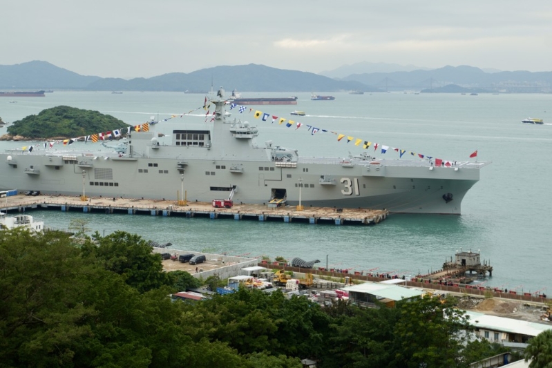 由解放軍海軍兩棲攻擊艦「海南艦」及導彈驅逐艦「長沙艦」組成的編隊抵達香港，展開5天訪問。