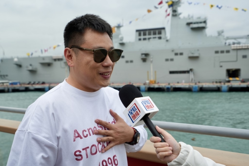 來自內蒙古的張先生是海陸空三軍發燒友，直言見到軍艦「激動得都要哭出來」。