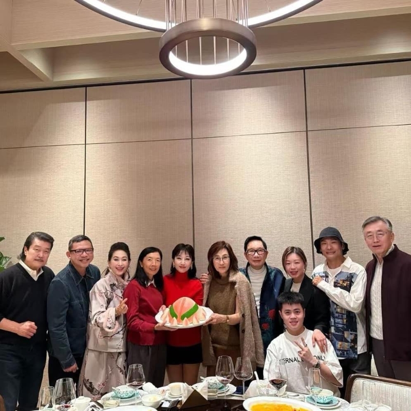 趙雅芝獲好友劉培基、杜德偉夫婦及王玉環與丈夫秦毅等好友為她慶祝，她的老公兼錦燊亦有到場。