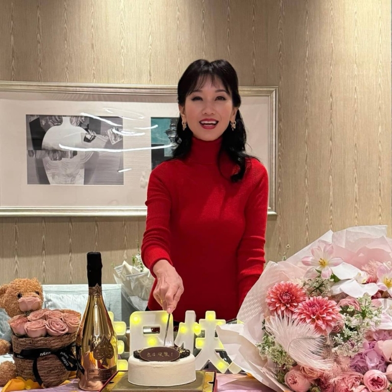 壽星女趙雅芝切蛋糕時，收到近2千元的黑桃A香檳和鮮花及公仔，笑到四萬咁口。