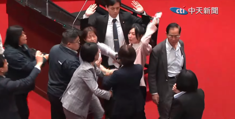 “立法院”國民黨團、民眾黨團提案成立“郭智輝調查委員會”、“國發基金調查委員會”，藍綠“立委”爆發沖突，民進黨“立委”吳沛憶搶下藍營看板、當場撕碎。
