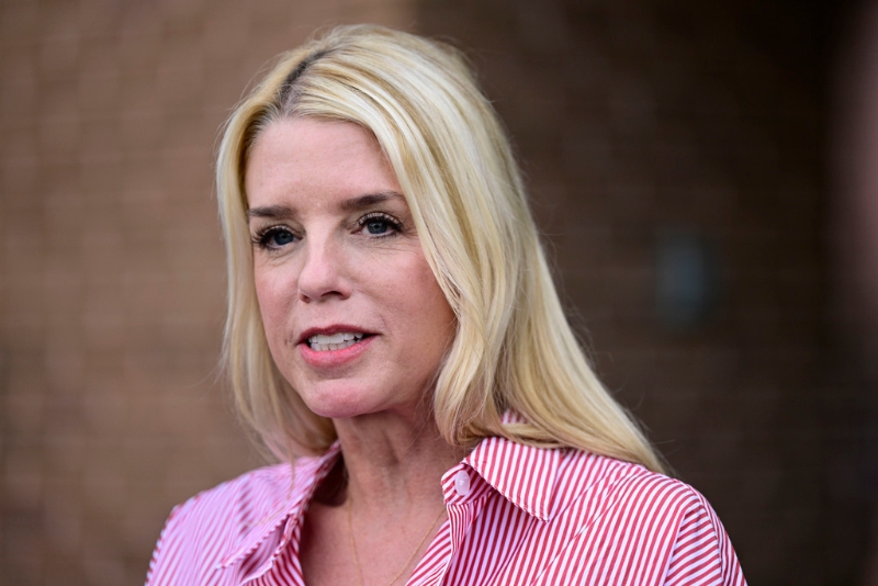 特朗普提名“美魔女”邦迪（Pam Bondi）為新的司法部長。