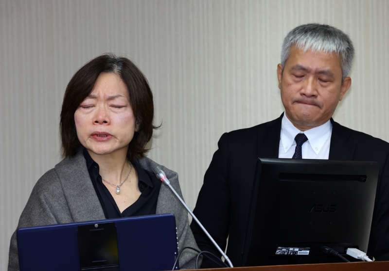對勞發署公務員輕生案一事，“勞動部”長何佩珊（左）20日在“立法院”備詢時哽咽落淚，并證實他會負起政治責任，向“行政院”請辭。圖右為勞發署署長蔡孟良。