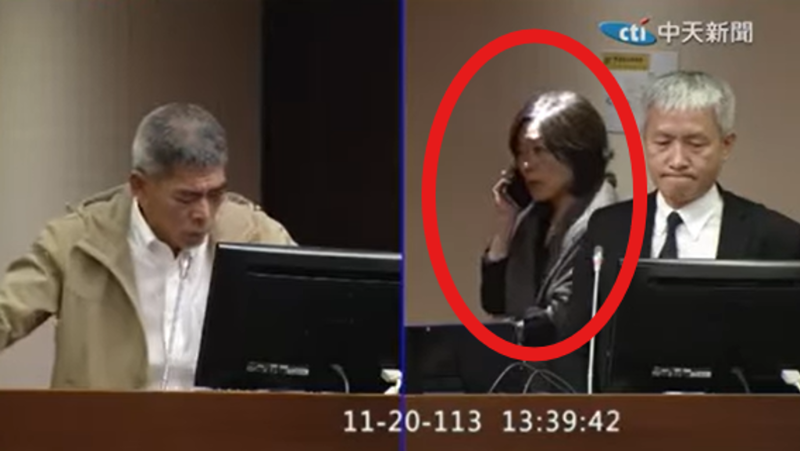 11月20日周三中午，“勞動部長”何佩珊備詢時突然接到一通神秘電話（紅圈者），資深媒體人黃揚明認為，這是關鍵分水嶺，民進黨全部人都變成正義之士，“這才是最惡心的！”