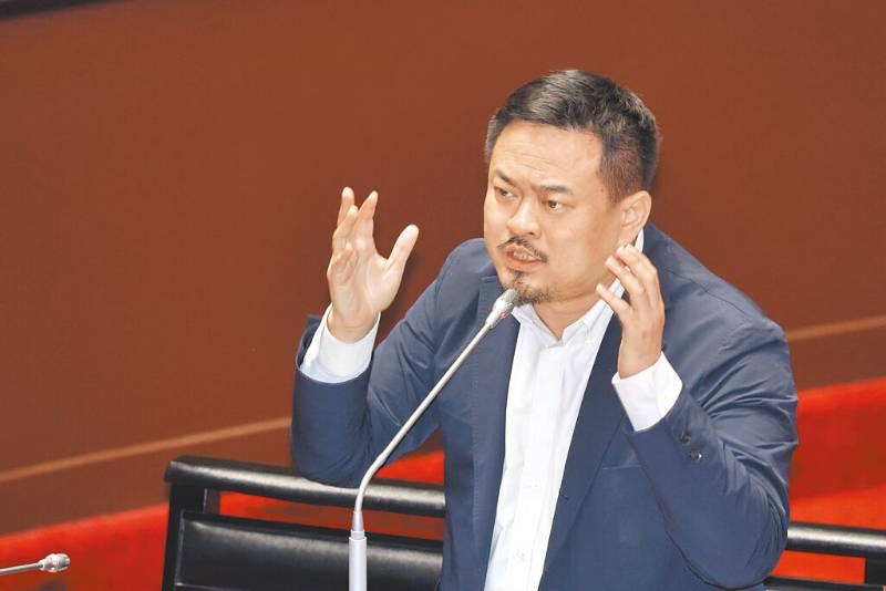 “行政院”敲定由民進黨不分區“立委”洪申翰出任“勞動部長”。