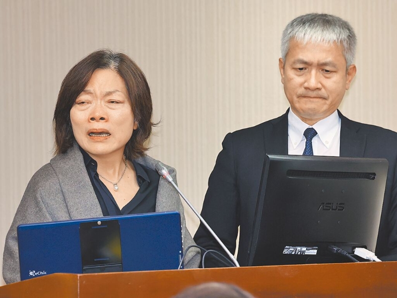 請辭獲準的“勞動部長”何佩珊（左）。