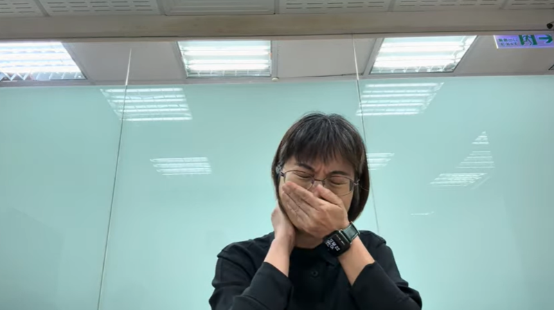 謝宜容在影片中頻頻癟嘴、皺眉，講到激動處甚至捂嘴哽咽。