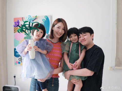 李亞男與王祖藍結婚多年，育有大女王天韻（Gabby）與細女王海靜（Hayley）。