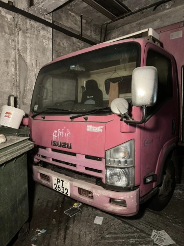 凱施餅店的貨車仍停駐在工場內。 （圖片：“窮游廢墟”FB專頁）