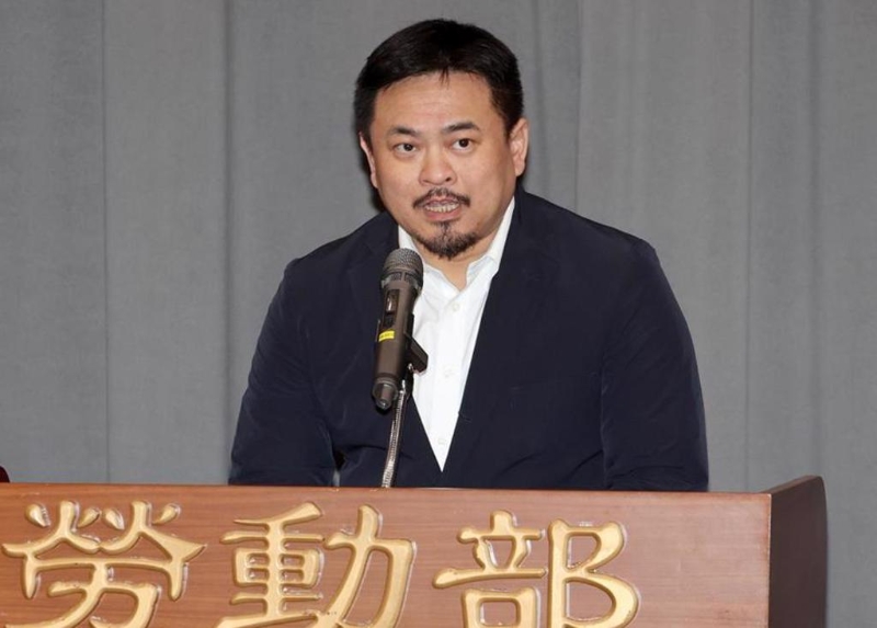 民進黨“立委”洪申翰25日接過“勞動部長”印信，正式接掌“勞動部”。