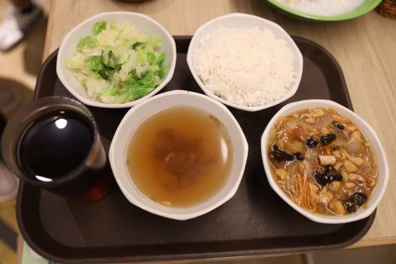 20元嘅幸福套餐包含湯、菜、飯和飲品，深受街坊歡迎。