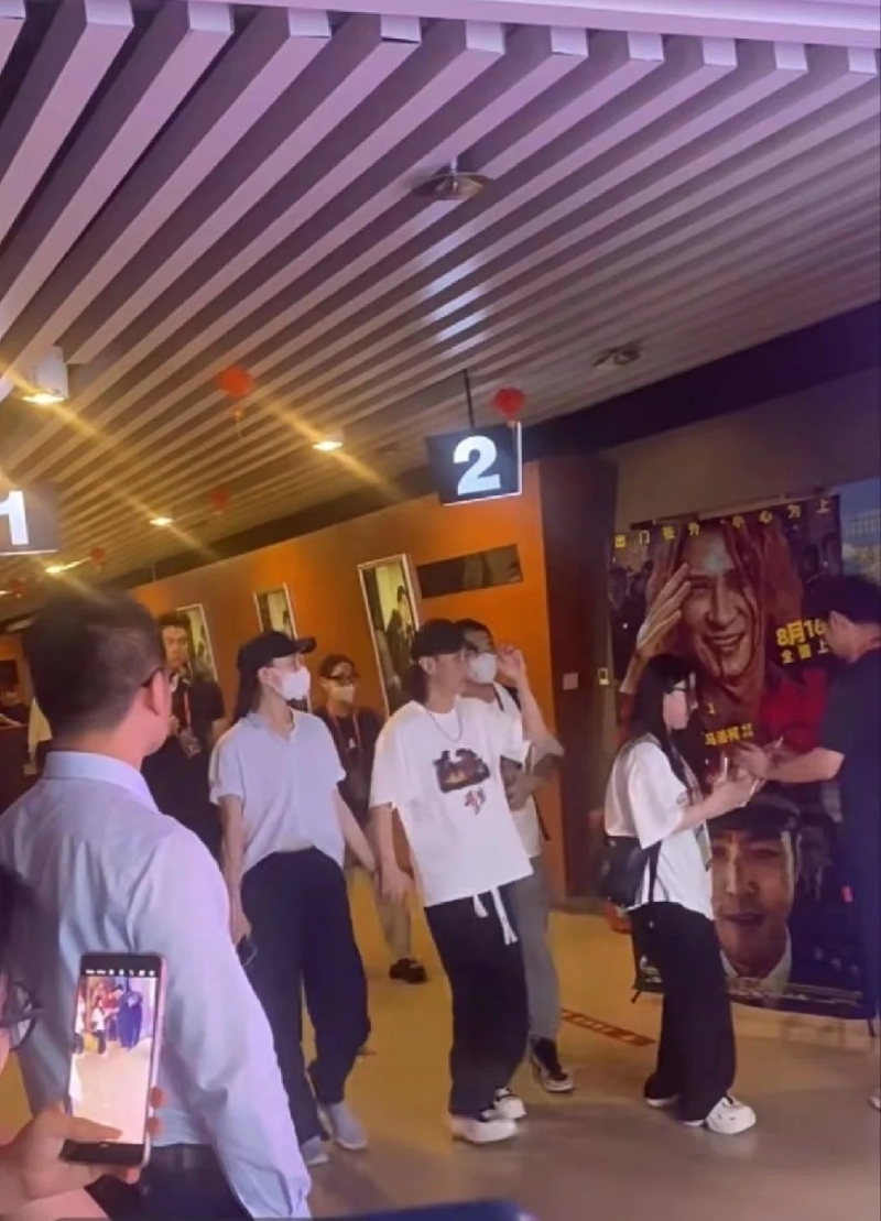 今年8月馬浴柯跟張家輝于南寧出席《重生》首映禮，當時有網民拍到馬浴柯拖著一名身材高?女子進場，該女子頭戴黑色Cap帽及口罩，不論身型、發型都跟梁洛施相似。