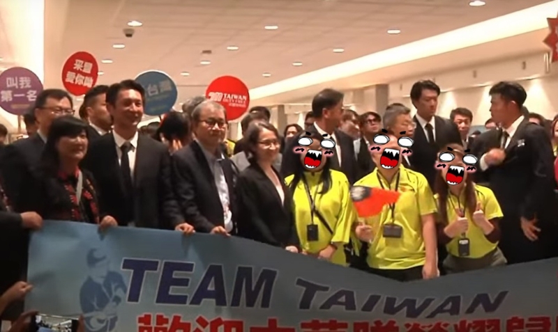 桃園機場接機動線安排遭抱怨，準備大合照時，還出現免稅店員工擠進來蹭，混亂場面讓網友傻眼。