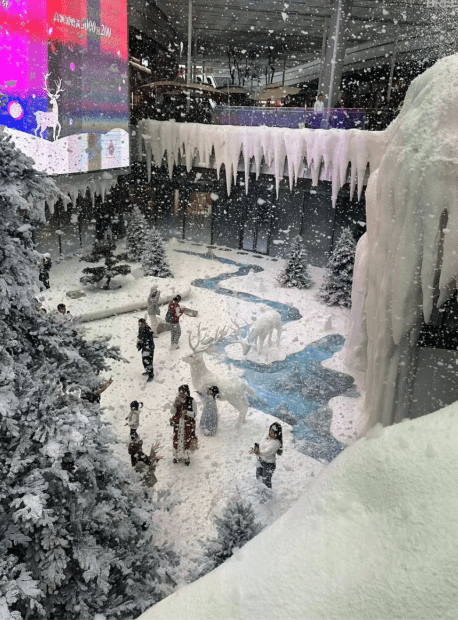 不定時還會噴灑人造雪，打造飄雪效果