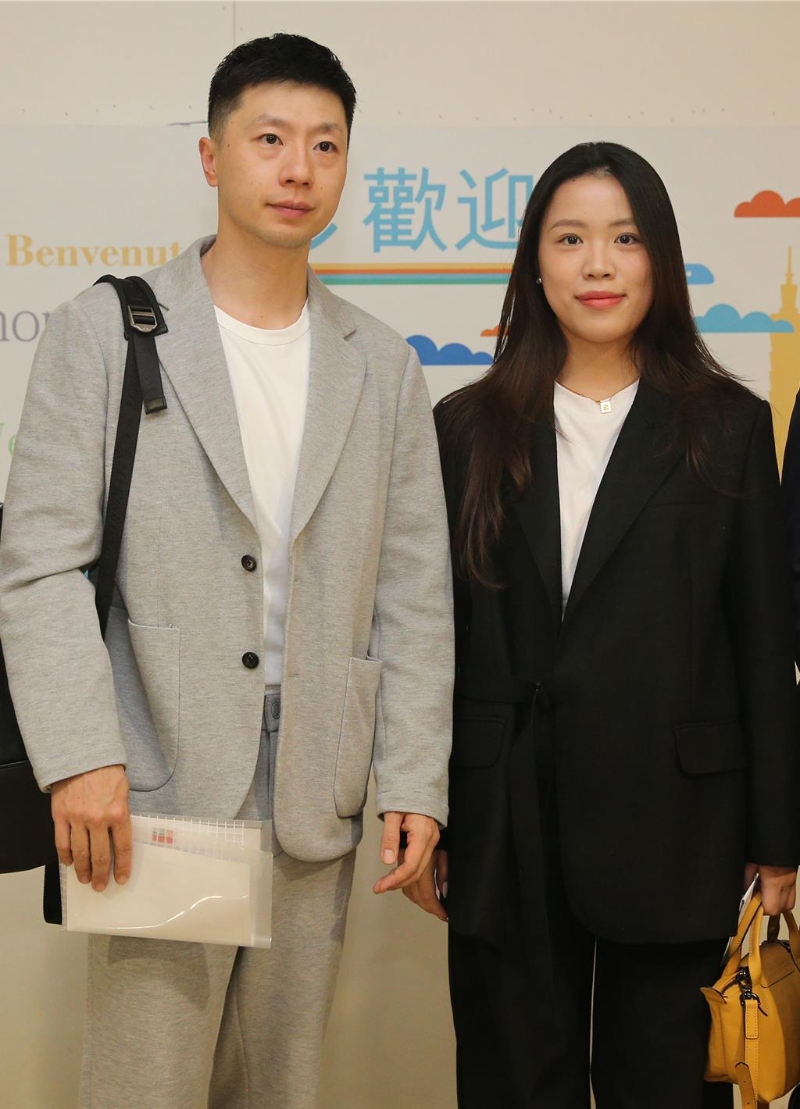 由馬英九基金會主辦的大陸高校師生訪問團于27日中午抵達桃園機場，展開為期9天8夜的參訪行程。本次訪問團由大陸7所頂尖大學的40名師生組成，其中包括奧運乒乓球六金得主馬龍（左）及奧運射擊金牌楊倩（右）。