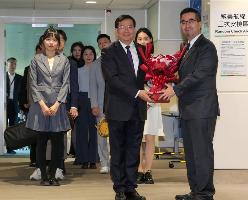 本次訪問團由大陸7所頂尖大學的40名師生組成，訪問團由清華大學黨委書記邱勇（前左）帶隊，馬英九基金會執行長蕭旭岑（前右）特別到登機口獻花歡迎。